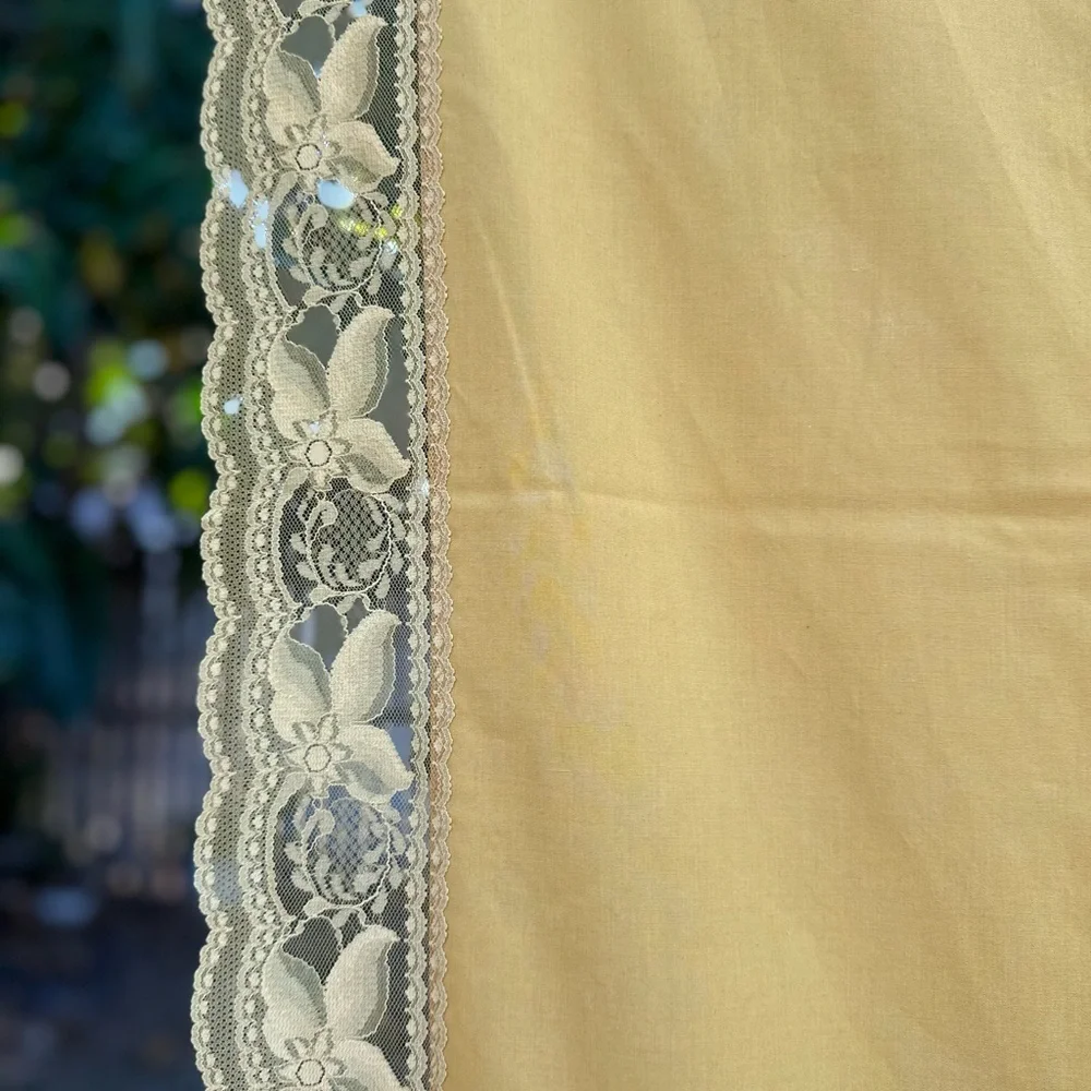 Vintage Yellow Lace Tablecloth Cottagecore Floral Lace Border 65” x 44”